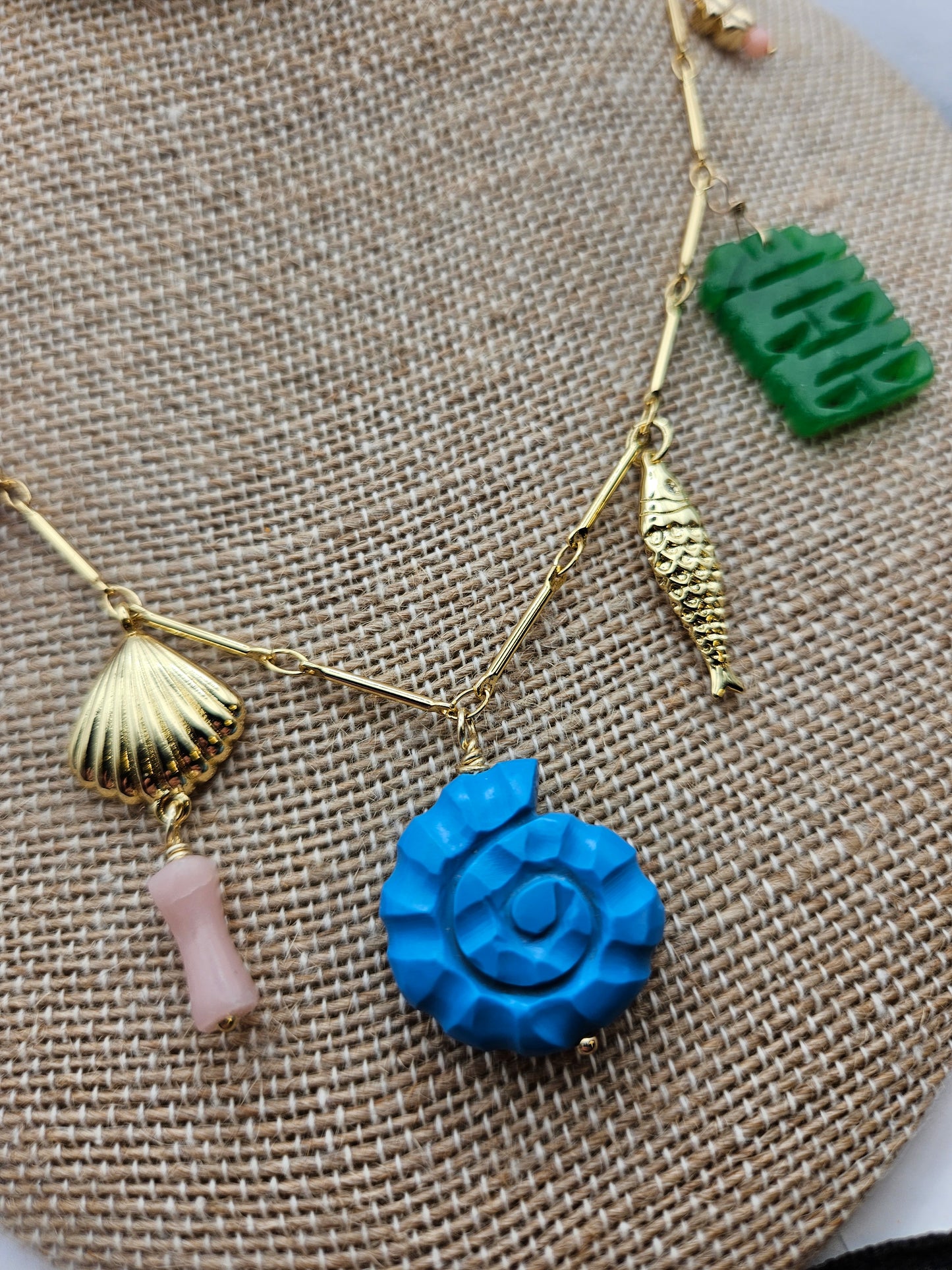 14kgf Vintage Hand Carved Gemstone & Other Charms Necklace