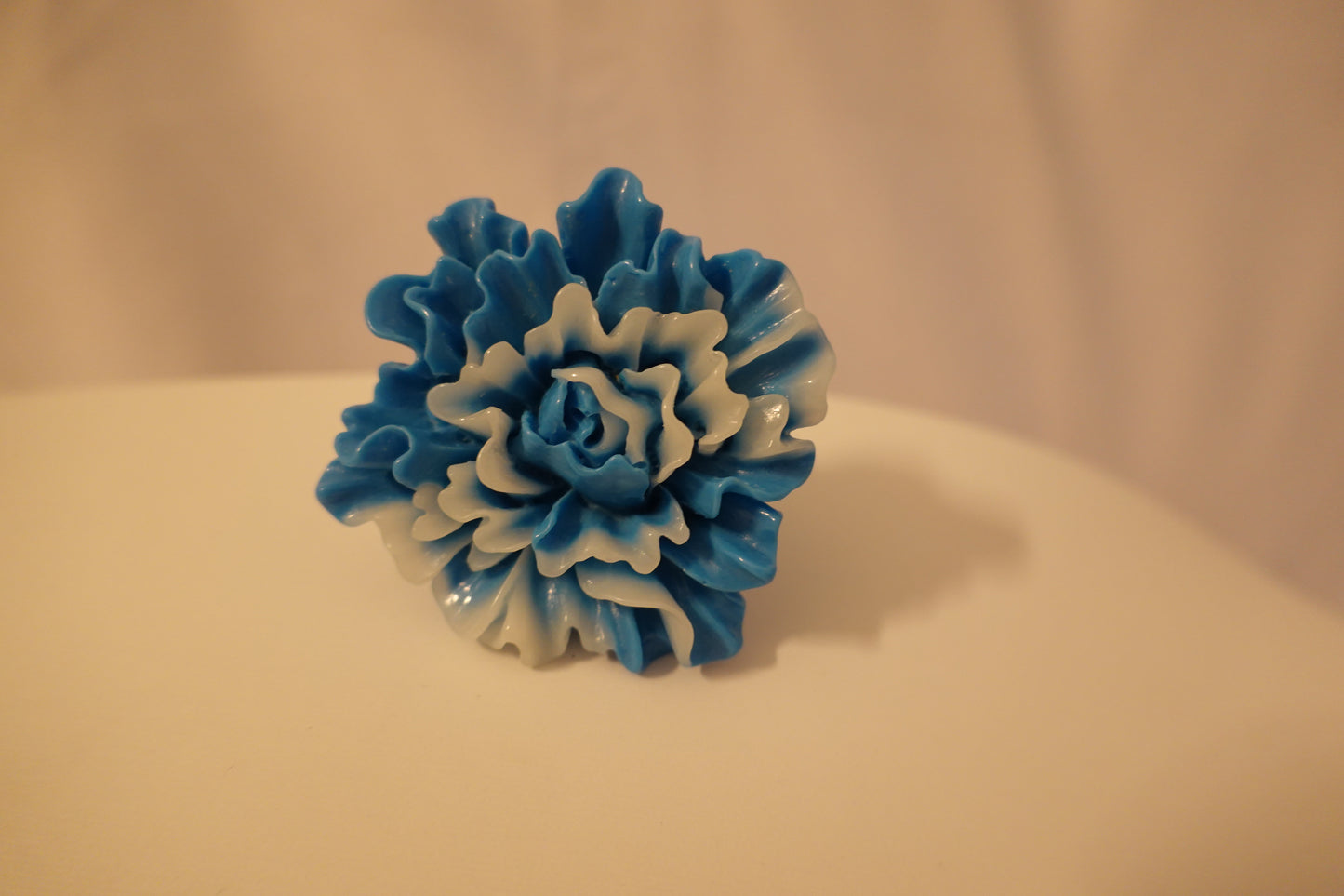 Vintage 1990's Blue & White Carved Flower Statement Ring Size 8 (VGUC)