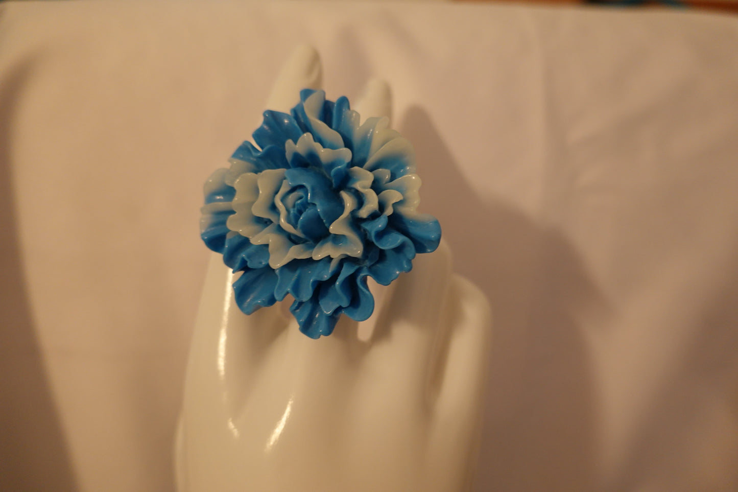 Vintage 1990's Blue & White Carved Flower Statement Ring Size 8 (VGUC)