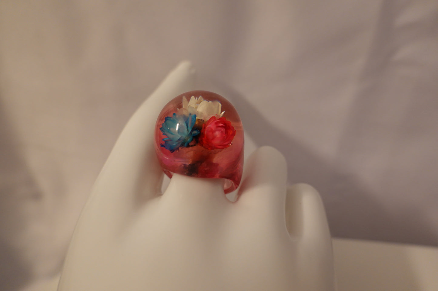 Vintage 1960s Pink Included Flowers Domed Lucite Ring Size 8 (EUC)