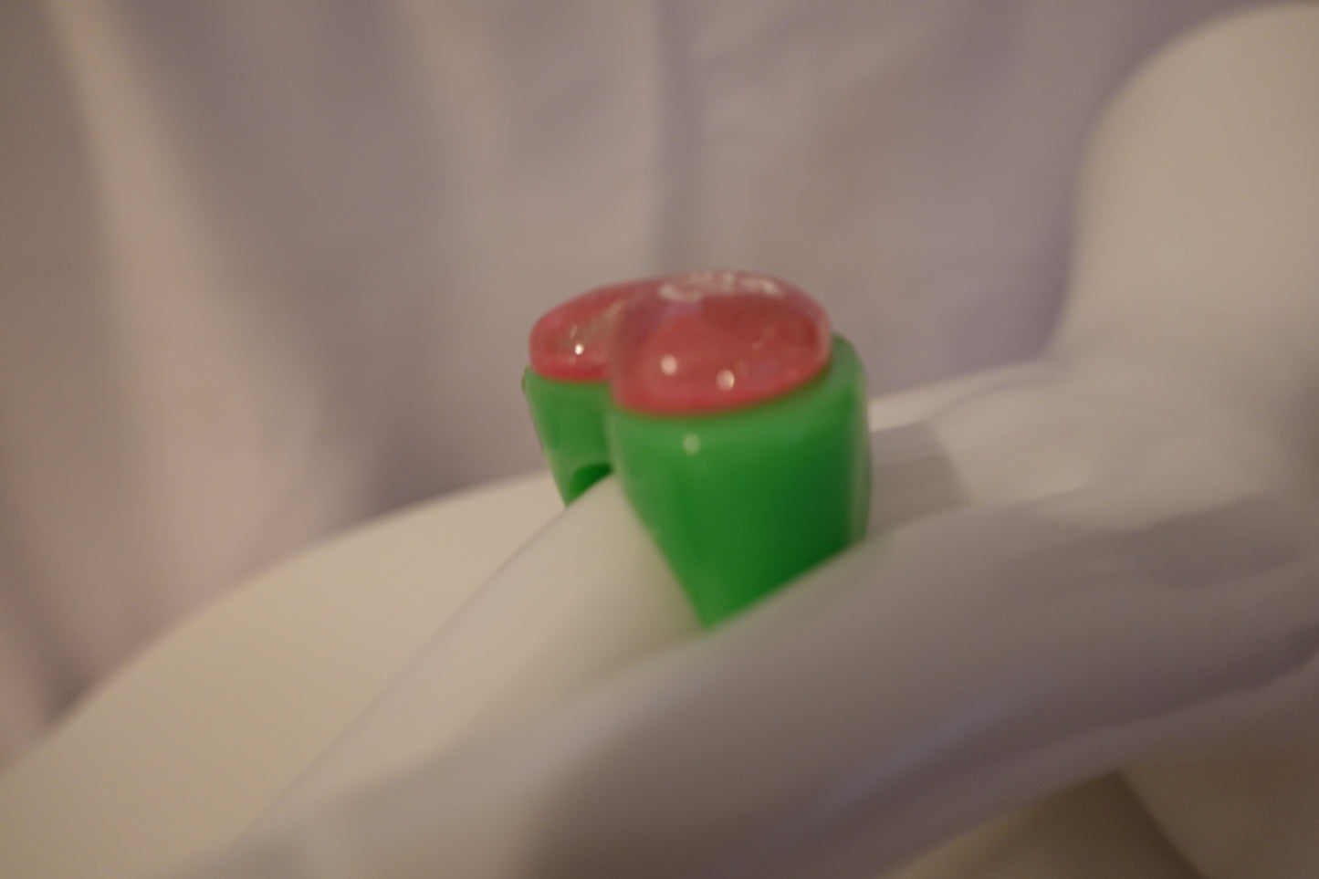 Vintage 1990's Barbie Heart Pink & Green Glitter Resin Ring Size 8 (EUC)