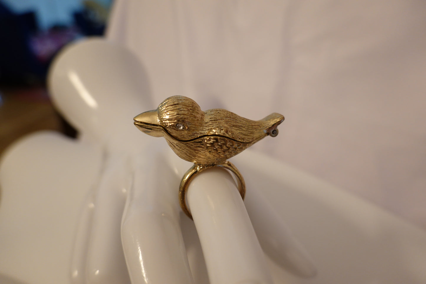 Vintage Bird Poison Pill Box Hinged Magnetic Ring Cold tone (EUC)