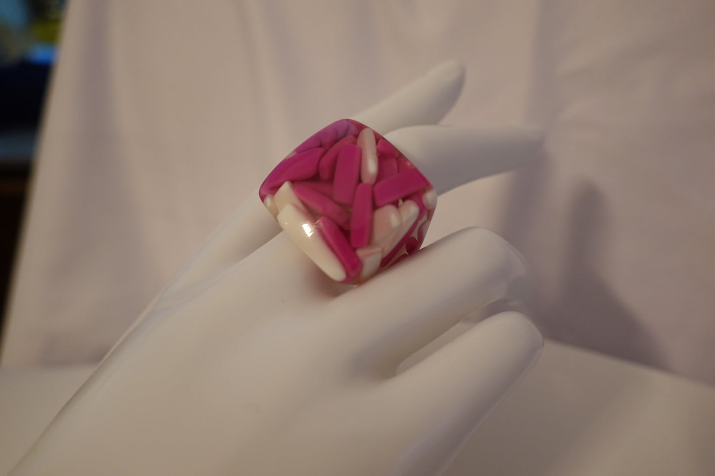 Vintage 1980's Lucite Pill Ring Included Square Dome Ring Size 8.5 (EUC)