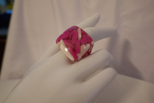 Vintage 1980's Lucite Pill Ring Included Square Dome Ring Size 8.5 (EUC)