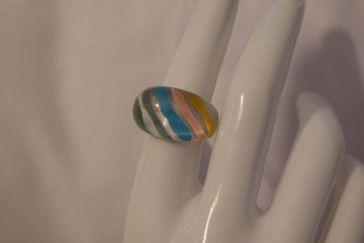 Vintage 1960's Reverse Carved Pastel Stripes Lucite Dome Ring Size 6 (EUC)