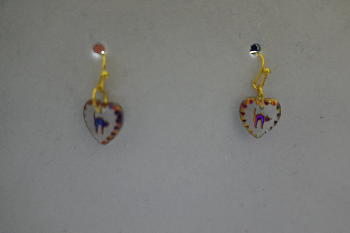 Vintage Glass Cat Intaglio Hearts on New Dangle Pierced Earrings (EUC)