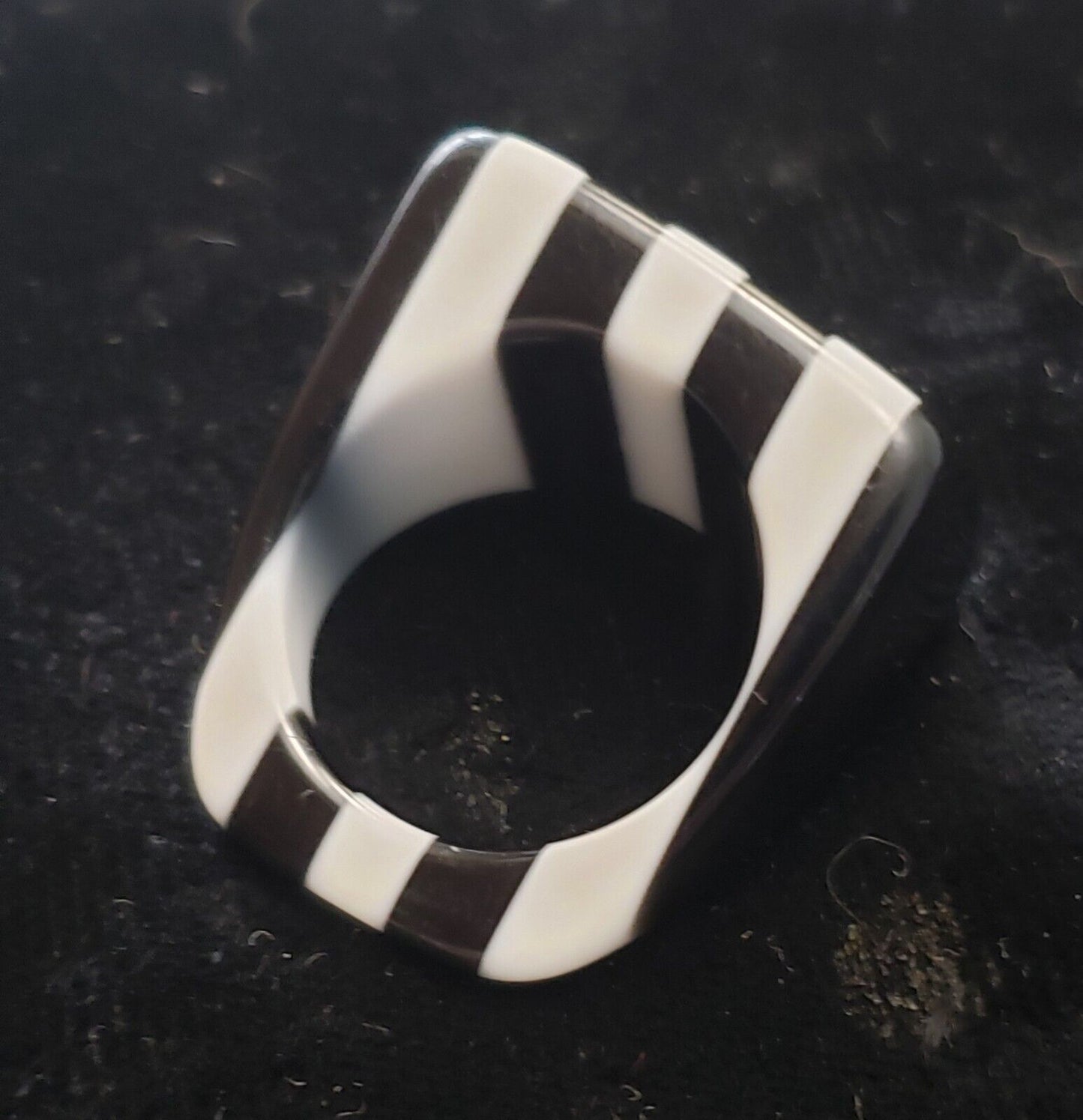 Vintage 1960's B/W Striped Mod Lucite Ring Size 7 (VGUC)