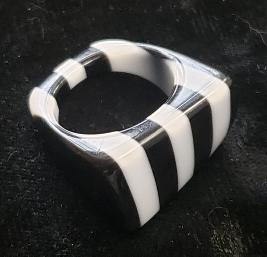 Vintage 1960's B/W Striped Mod Lucite Ring Size 7 (VGUC)