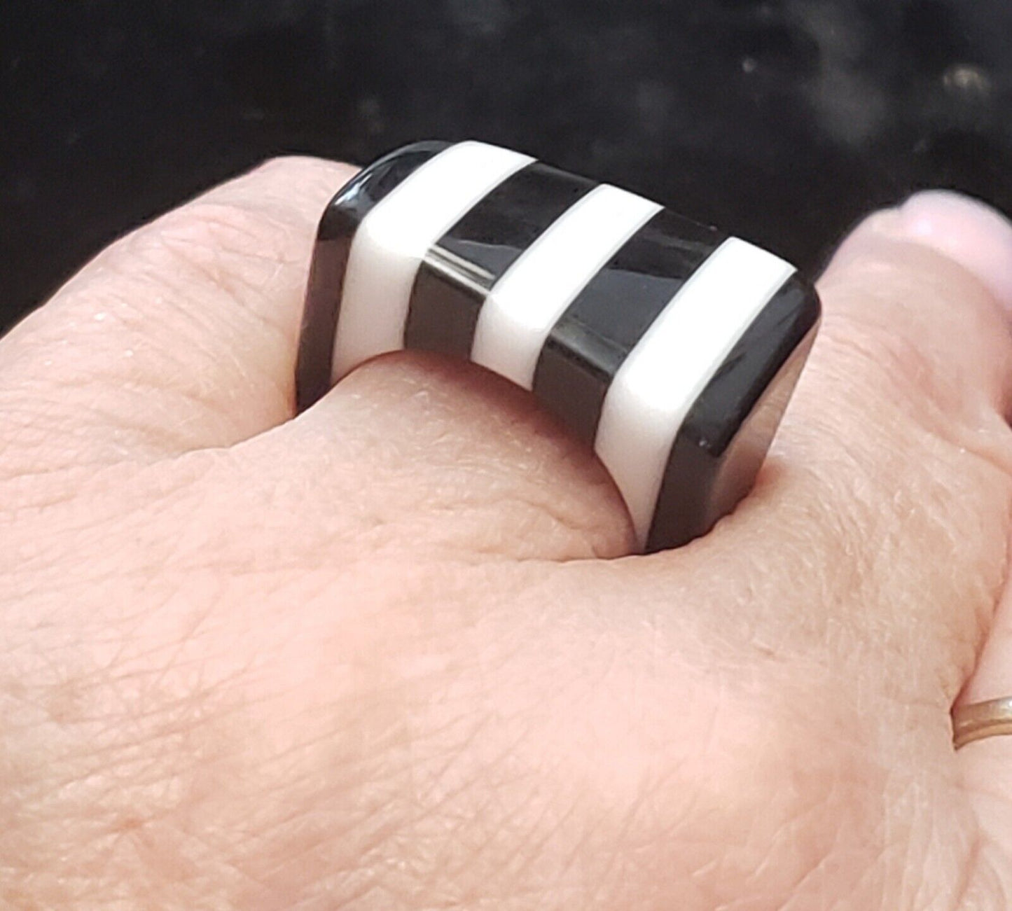 Vintage 1960's B/W Striped Mod Lucite Ring Size 7 (VGUC)