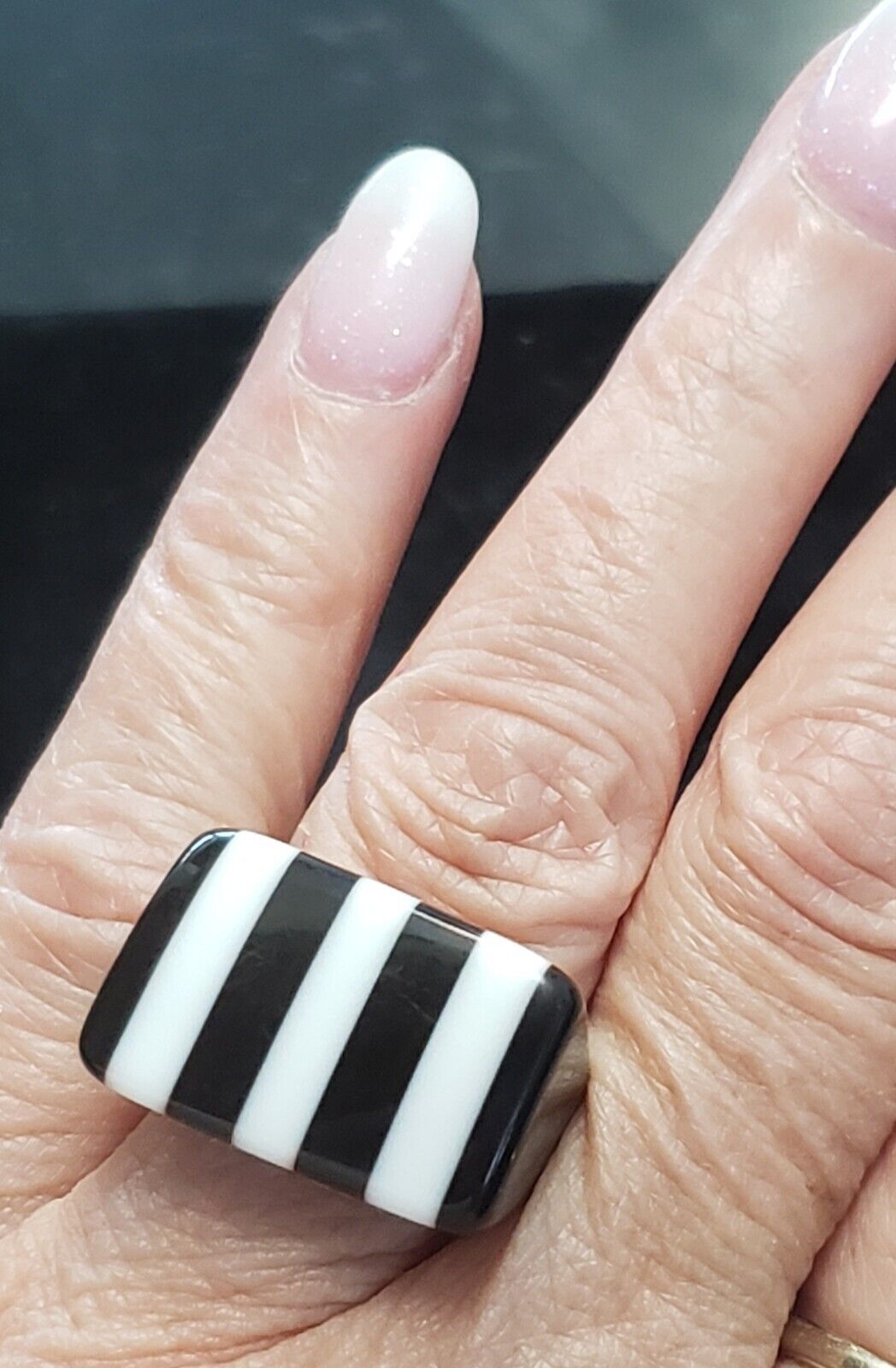 Vintage 1960's B/W Striped Mod Lucite Ring Size 7 (VGUC)