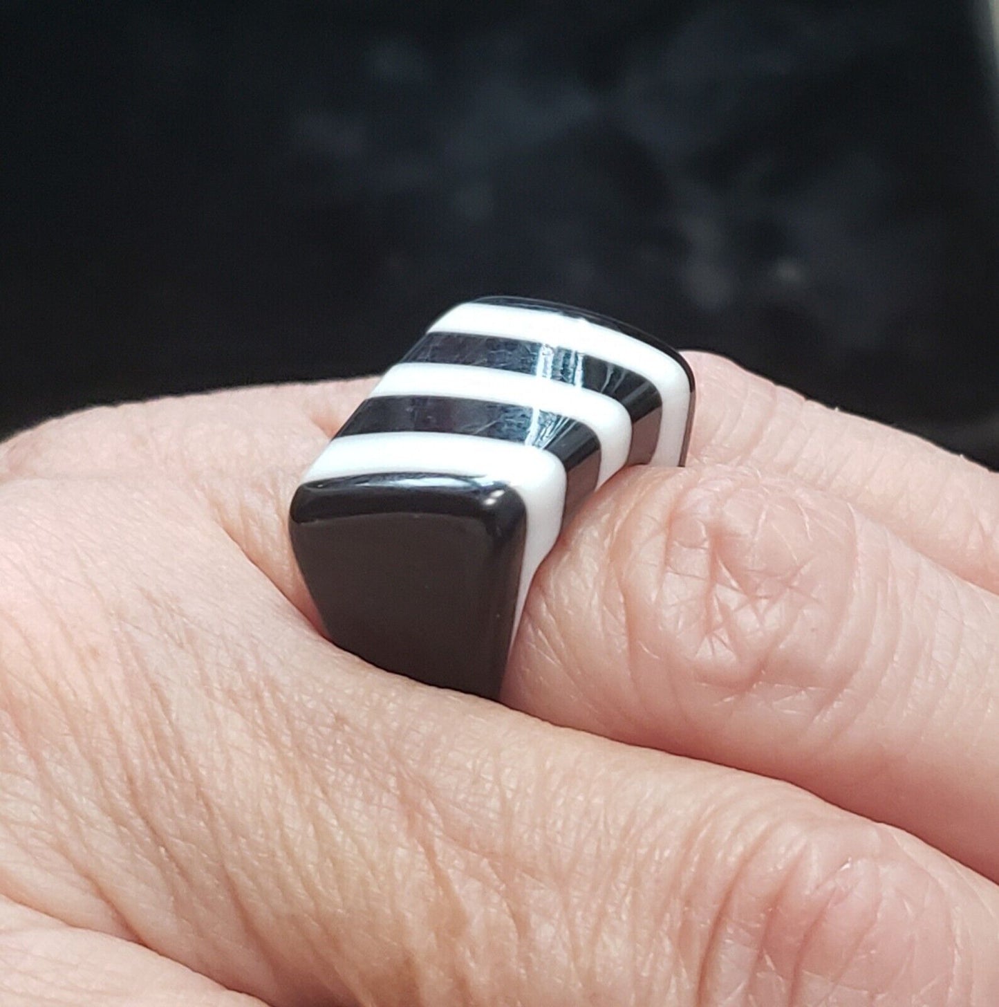 Vintage 1960's B/W Striped Mod Lucite Ring Size 7 (VGUC)